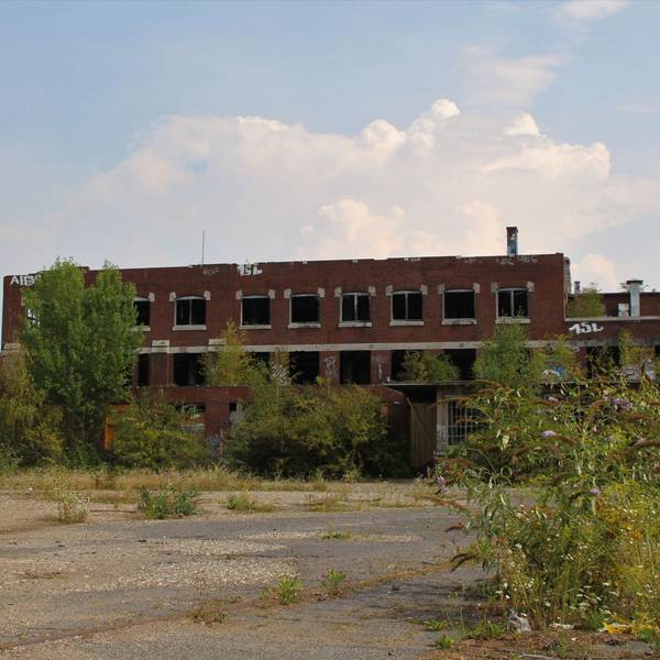 Auf dem Foto ist ein Gebäude der verfallenen Norton-Fabrik in Wesseling zu sehen.
