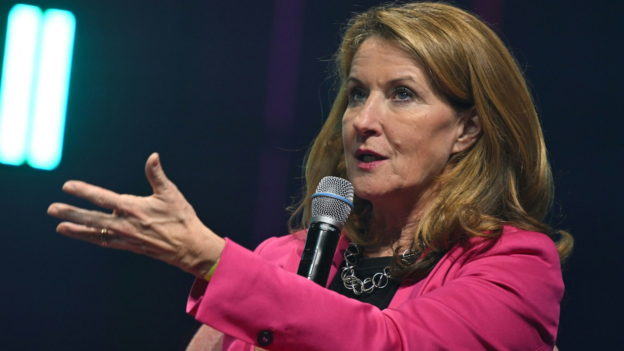 ARCHIV - 17.11.2022, Rheinland-Pfalz, Mainz: Die Bevollmächtigte des Landes Rheinland-Pfalz beim Bund und für Europa und Medien, Heike Raab (SPD), spricht beim Internationalen Medienkongress.