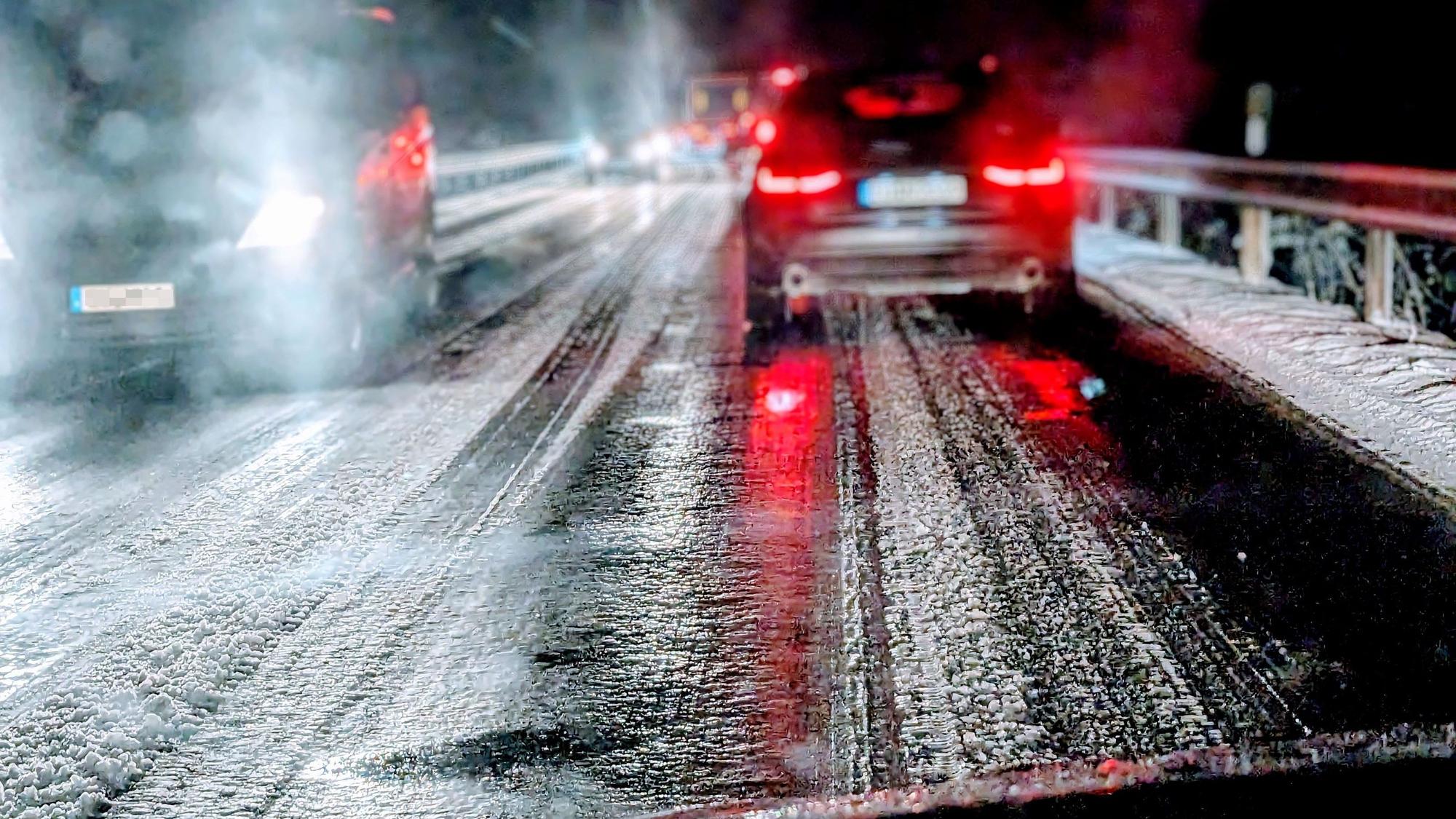 Das in der Dunkelheit aufgenommene Foto dokumentiert die schwierigen Verkehrsverhältnisse auf der Straße bei Nettersheim.