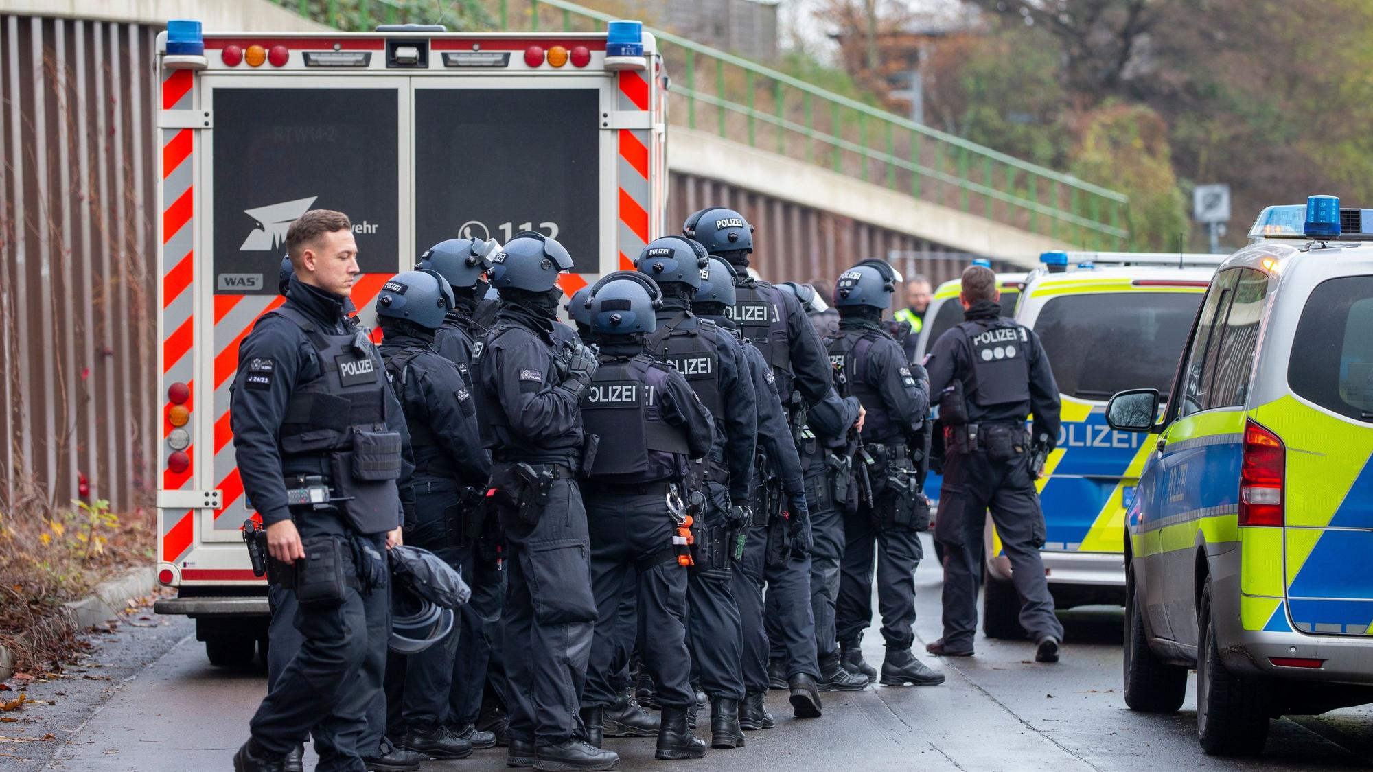 Die Polizei rückte mit Spezialkräften an der Schule an.