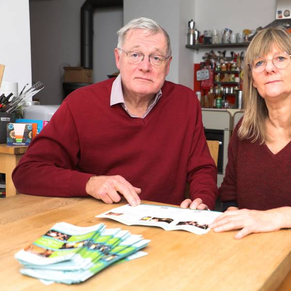 Der Vorsitzende des Kulturforums Overath, Jürgen Wesche, und Vize-Vorsitzende Margret Altemeier sitzen mit sorgenvoller Miene an einem Tisch und halten das Programm des Kulturforums in den Händen.