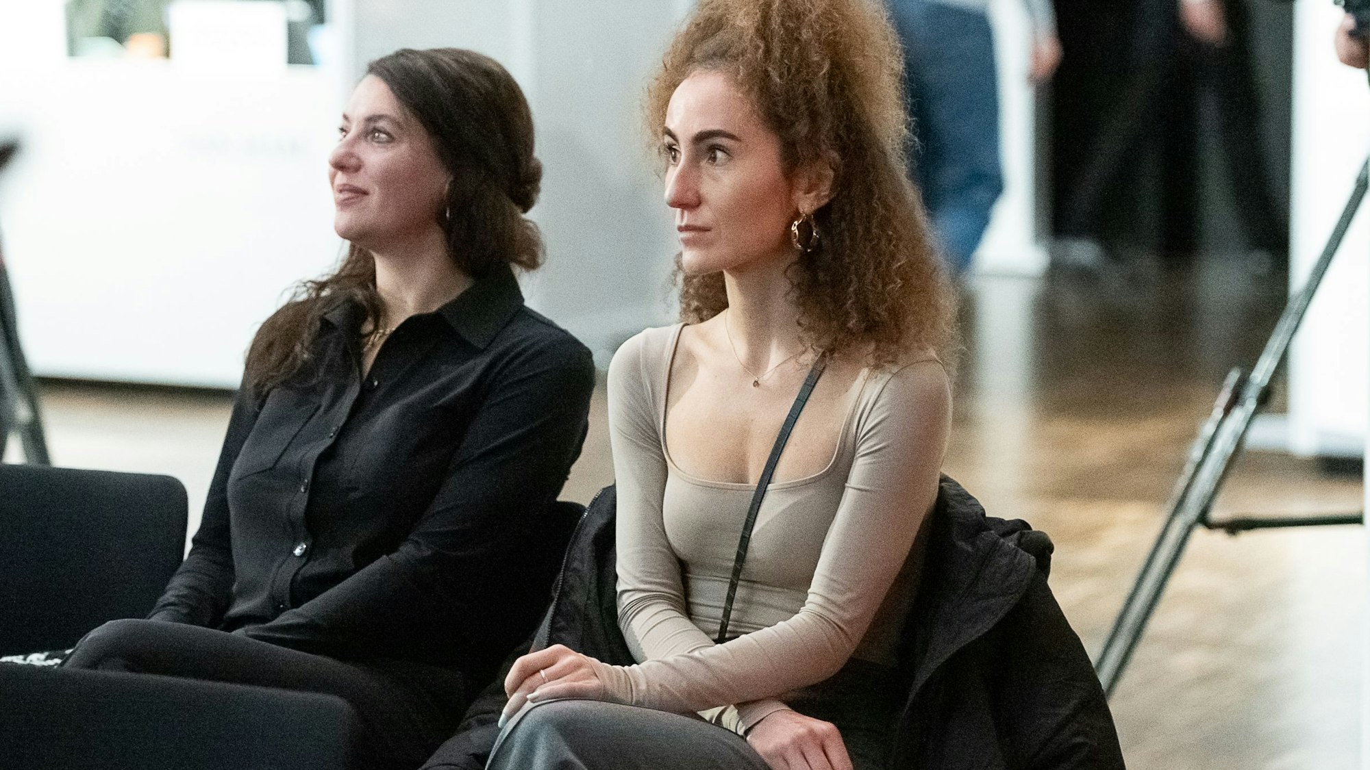 Künstlerin Danai Emmanouilidis (rechts) und Kuratorin Johanna Adam.