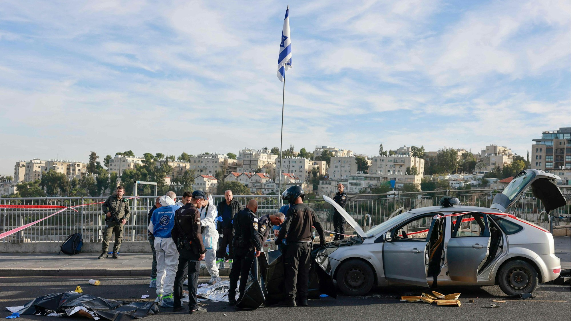 Israelische Polizisten stehen am Ort des Geschehens.