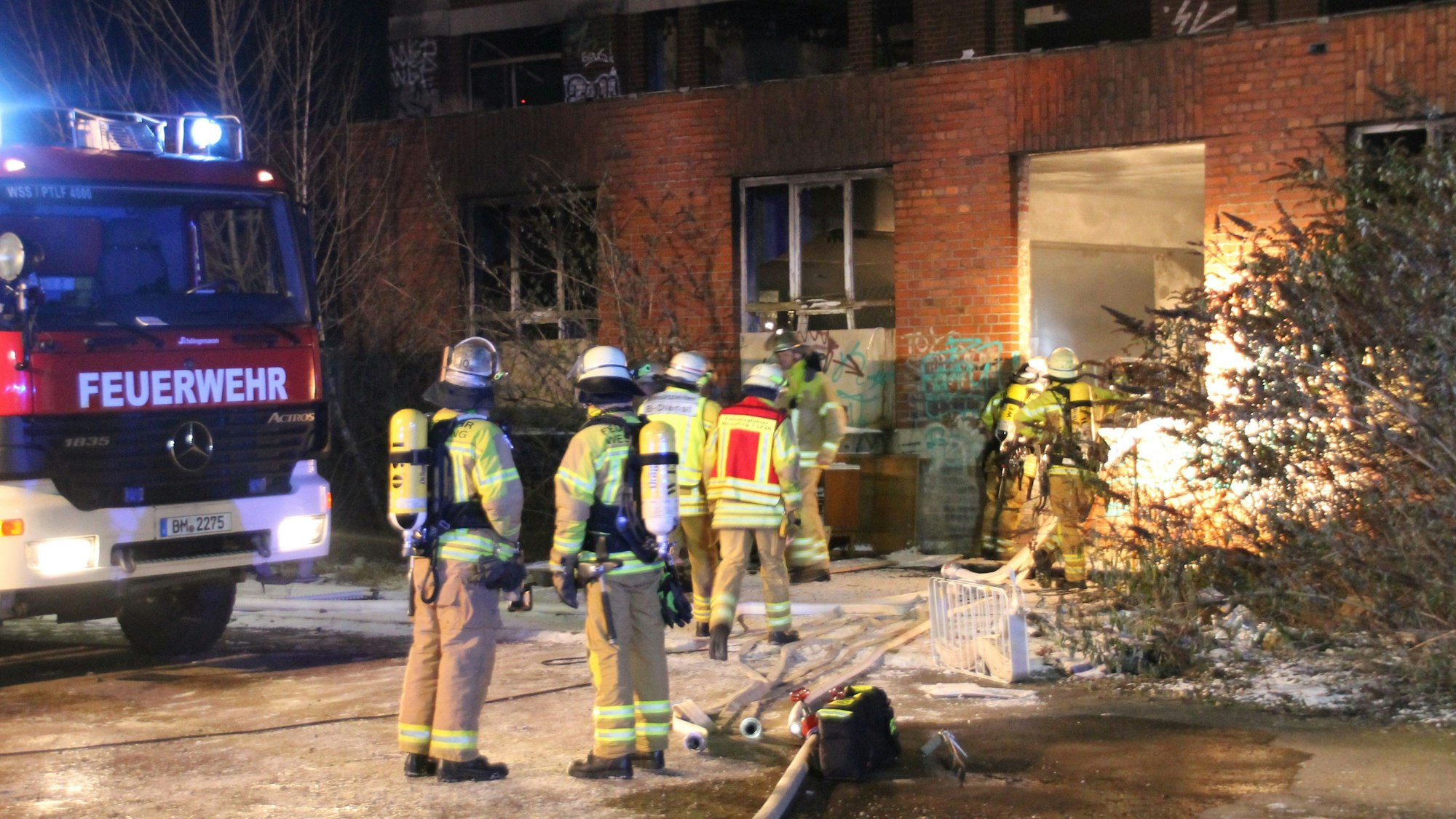 Das Foto zeigt einen nächtlichen Feuerwehr-Einsatz auf dem ehemaligen Norton-Gelände.
