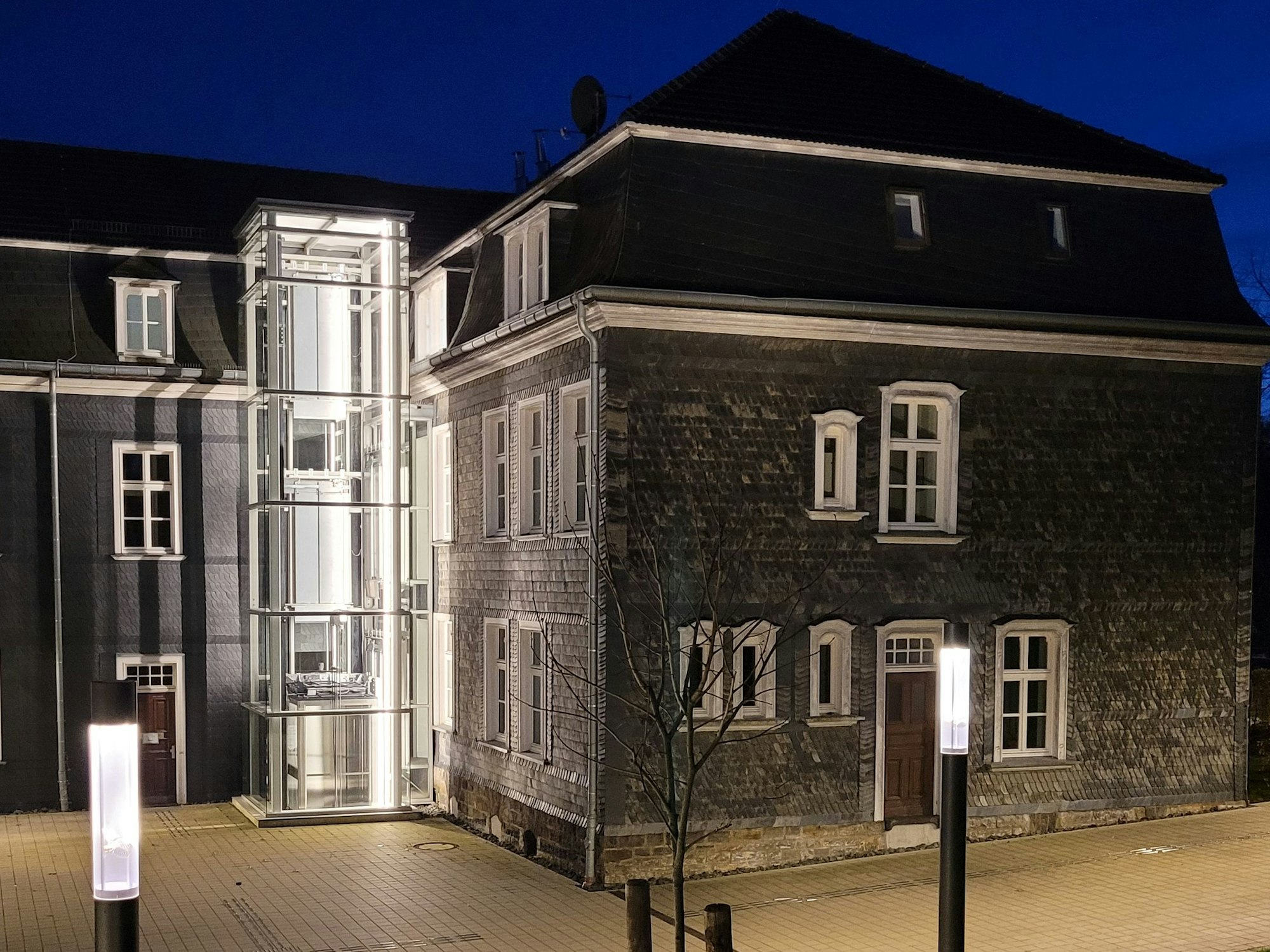 Die Stadt Waldbröl sucht unter Hochdruck nach Möglichkeiten, um geflüchtete Menschen unterzubringen, noch in diesem Jahr muss eine Lösung her. Zudem wurde der Haushalt für 2024 verabschiedet – ohne die traditionellen Reden der Fraktionen. Unser Foto zeigt das historische Rathaus der Marktstadt.