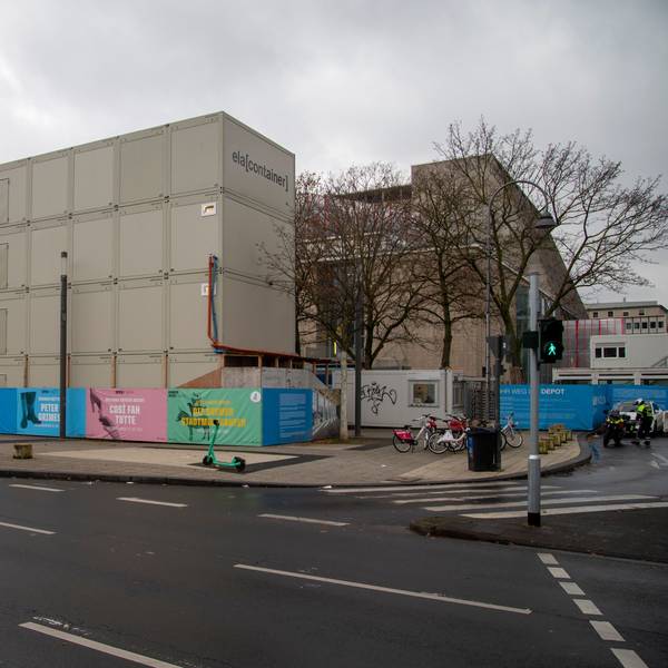 Baucontainer umhüllen das Opernhaus.