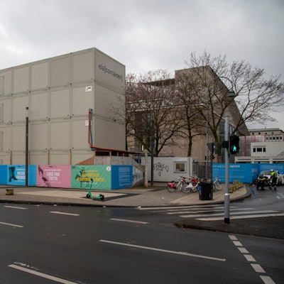 Baucontainer umhüllen das Opernhaus.