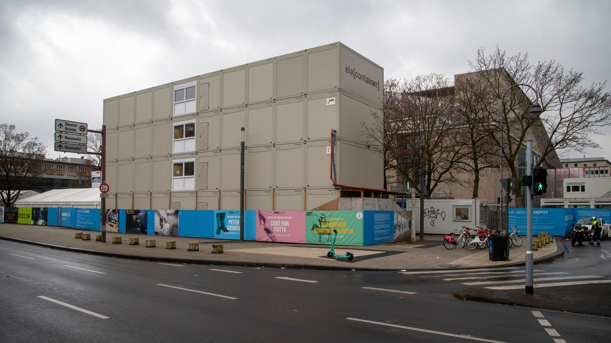 Baucontainer umhüllen das Opernhaus.