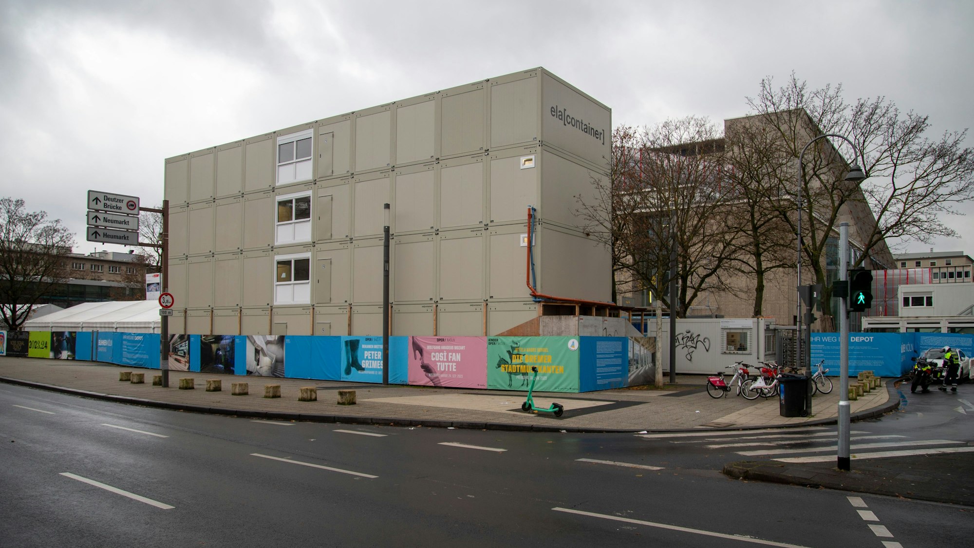 Baucontainer umhüllen das Opernhaus.