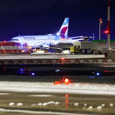 Eine Maschine der Fluggesellschaft Eurowings steht abseits der Terminals auf dem Hamburger Flughafen.