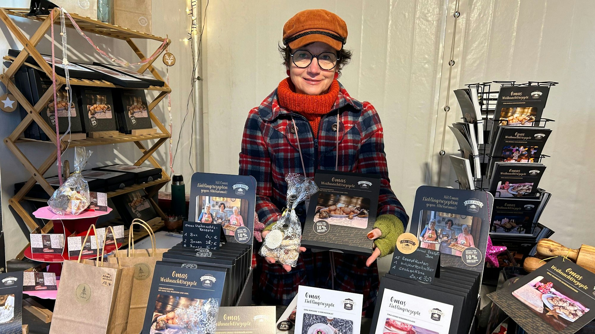 Marion Reiners zeigt eine Rezeptbox