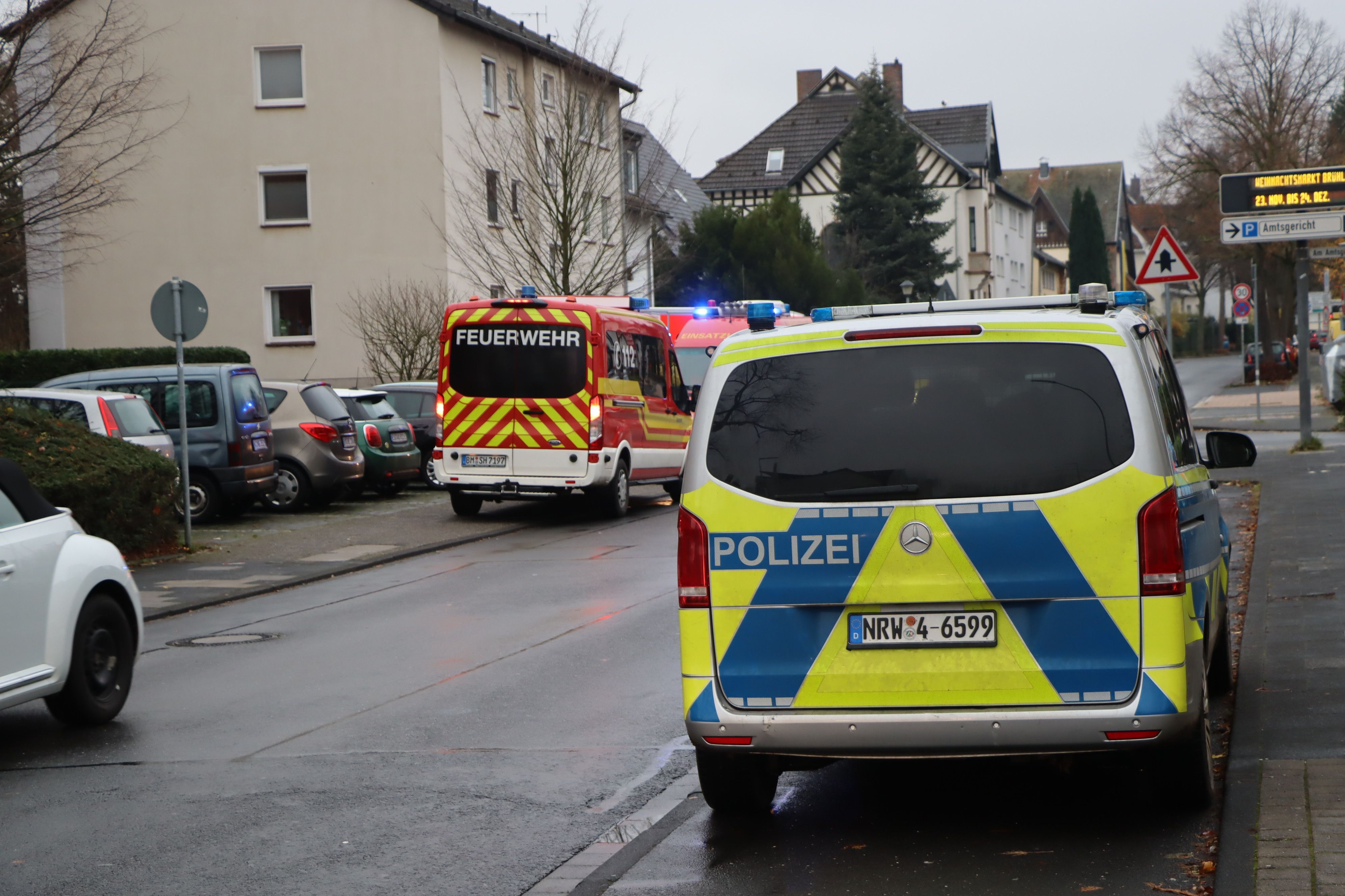 Acht Rettungswagen, vier Notärzte, Polizei und Feuerwehrleute mit Einsatzleiter Peter Berg kamen zur Clemens-August-Schule, um den Kindern und Jugendlichen zu helfen.