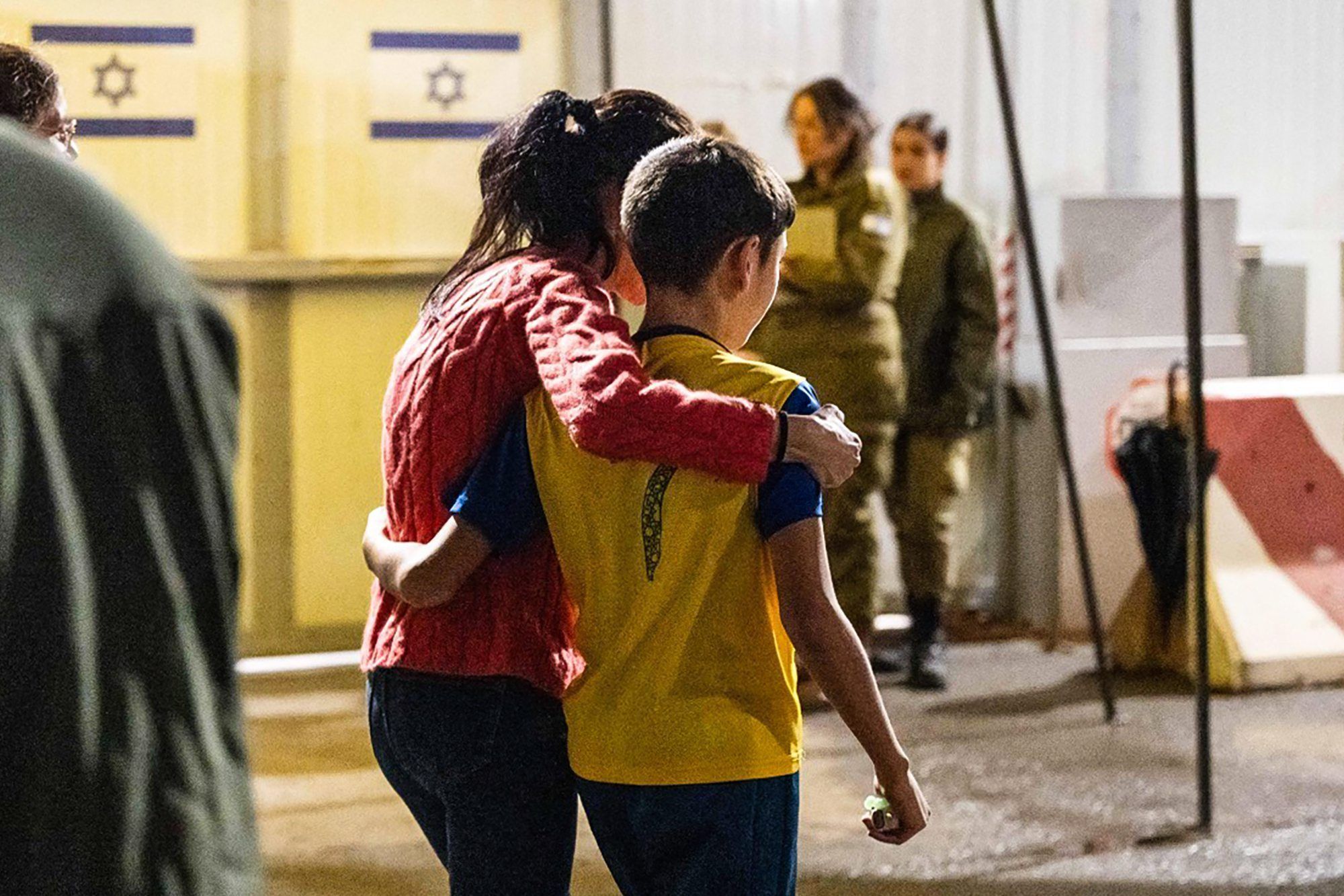 Der zwölfjährige Eitan Yahalomi nach seiner Freilassungen aus der Hamas-Geiselhaft mit seiner Mutter. (Archivbild)