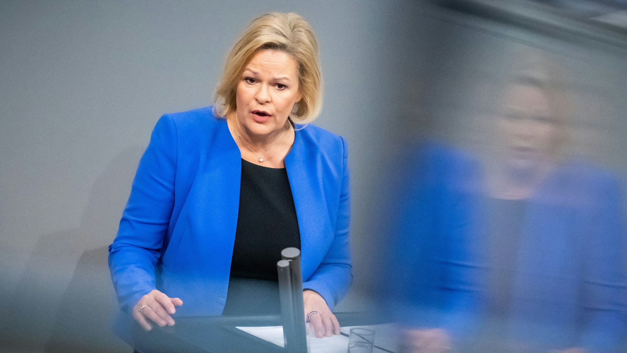 Nancy Faeser (SPD), Bundesministerin des Innern und Heimat, steht am Rednerpult im Bundestag und hält eine Rede.