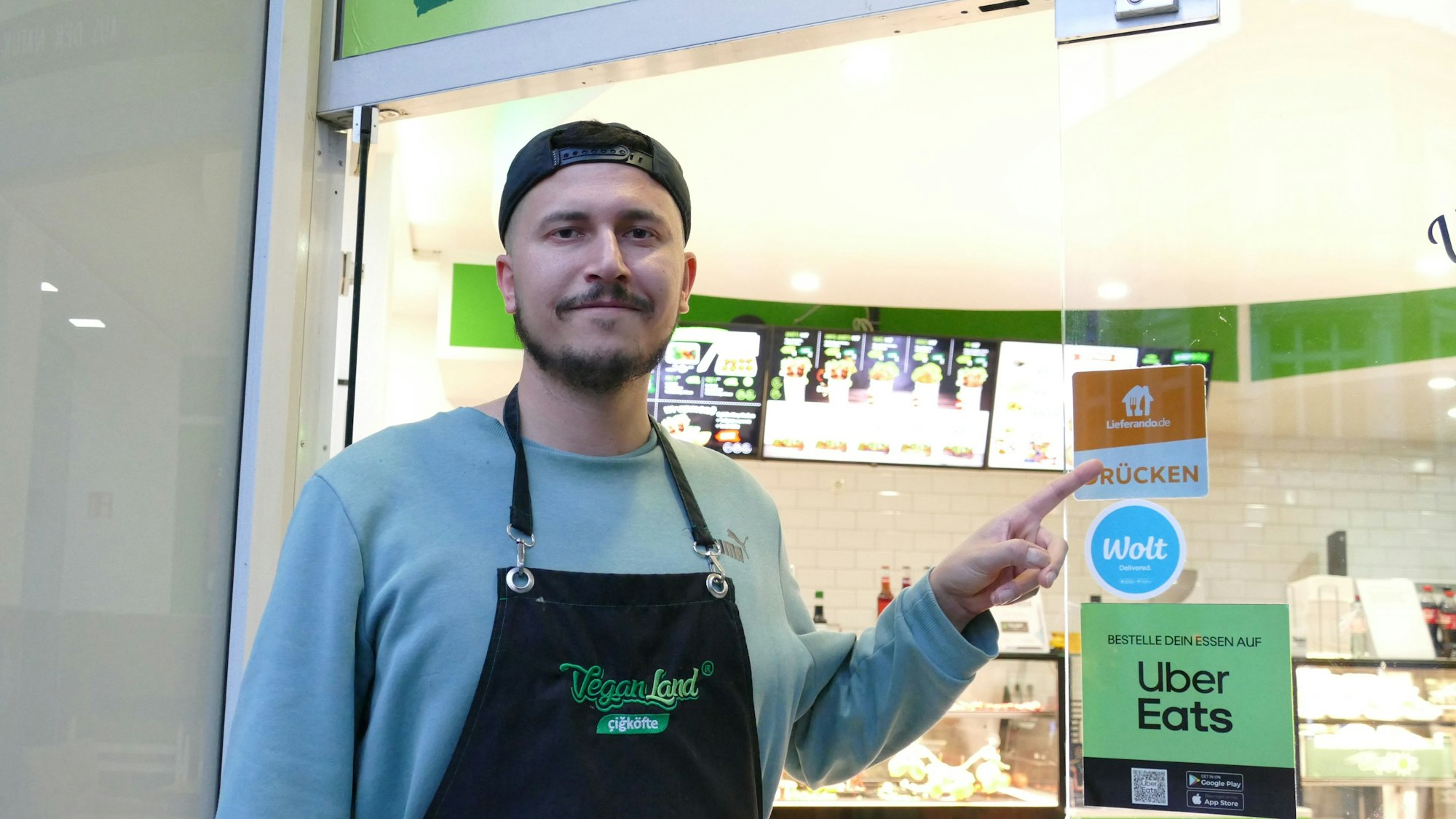 Ein Mann steht vor einem Restaurant.