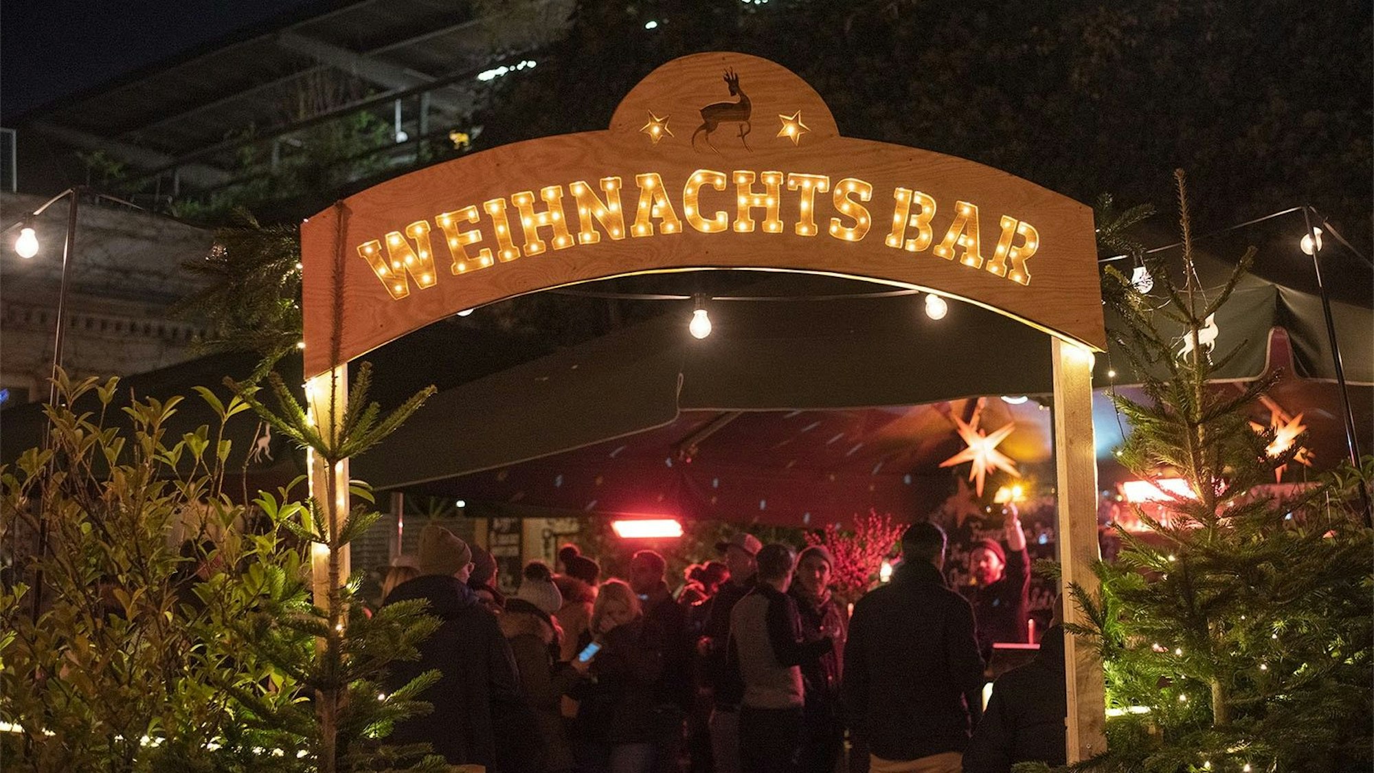 Eingang der Weihnachtsbar im Scheuen Reh