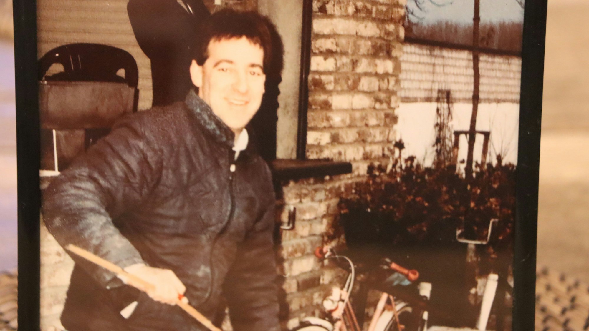 Zu sehen ist ein Mann beim Ausbau seines Restaurants.