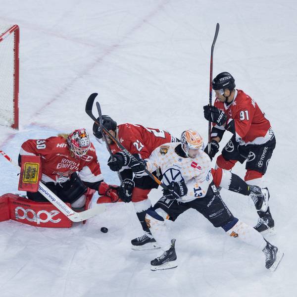 Eishockey: DEL, Kölner Haie - Grizzlys Wolfsburg, Hauptrunde, 22. Spieltag, Lanxess Arena. Kölns Mirko Pantkowski (l-r), Maximilian Gloetzl und Moritz Müller und Wolfsburgs Lucas Dumont versuchen an den Puck zu kommen. Foto: Rolf Vennenbernd/dpa +++ dpa-Bildfunk +++