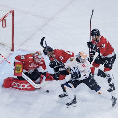 Eishockey: DEL, Kölner Haie - Grizzlys Wolfsburg, Hauptrunde, 22. Spieltag, Lanxess Arena. Kölns Mirko Pantkowski (l-r), Maximilian Gloetzl und Moritz Müller und Wolfsburgs Lucas Dumont versuchen an den Puck zu kommen. Foto: Rolf Vennenbernd/dpa +++ dpa-Bildfunk +++