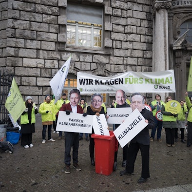 Aktivisten mit Masken von Wirtschaftsminister Habeck (l-r), Bauministerin Geywitz, Bundeskanzler Scholz und Verkehrsminister Wissing protestierten  vor dem Oberverwaltungsgericht Berlin.