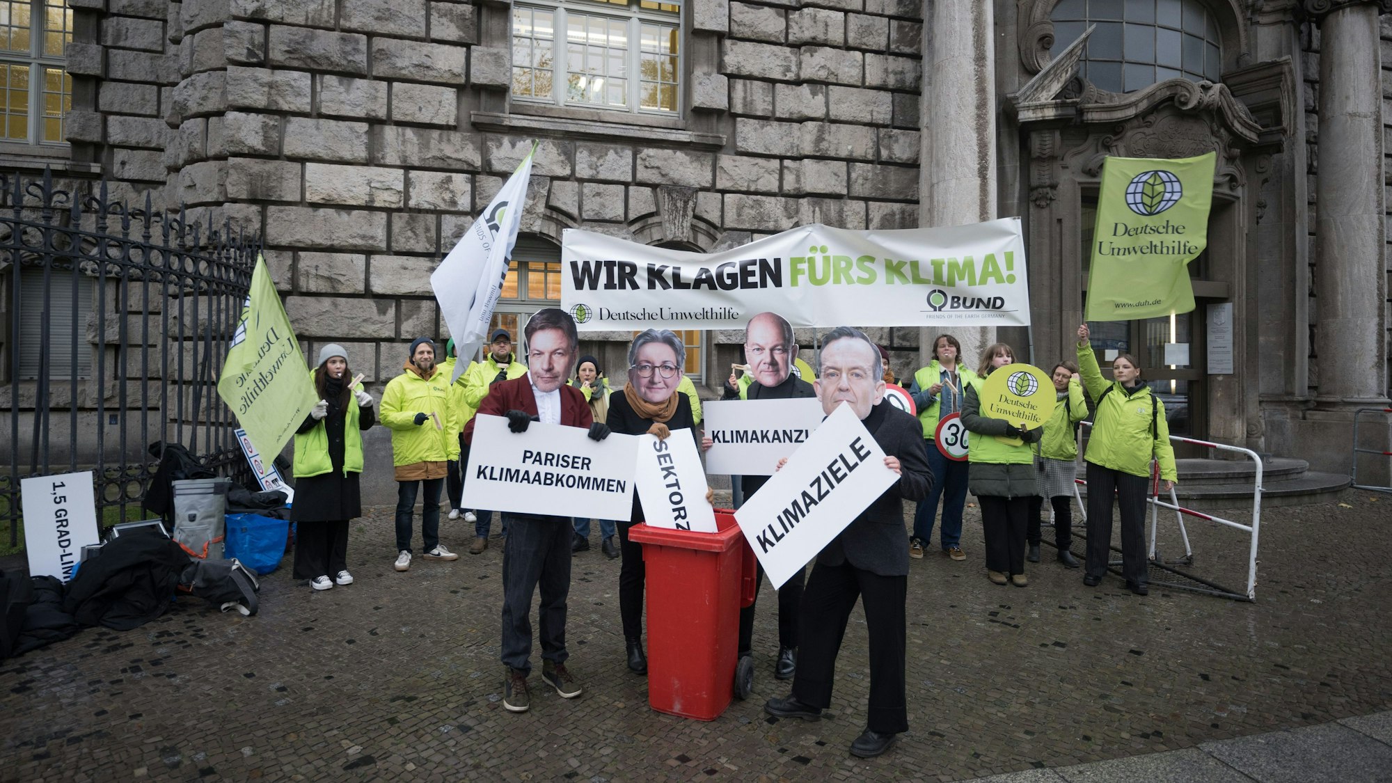 Aktivisten mit Masken von Wirtschaftsminister Habeck (l-r), Bauministerin Geywitz, Bundeskanzler Scholz und Verkehrsminister Wissing protestierten vor dem Oberverwaltungsgericht Berlin.