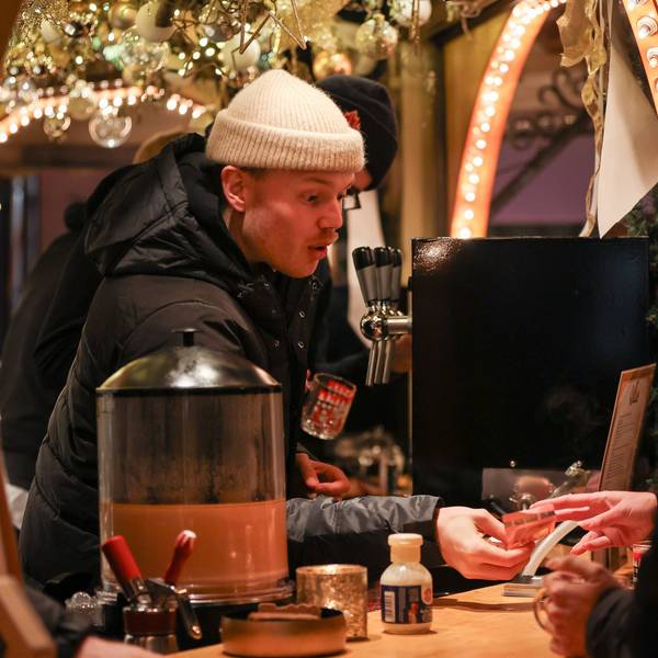 Telekom Baskets Bonn verkaufen Glühwein für den guten Zweck.