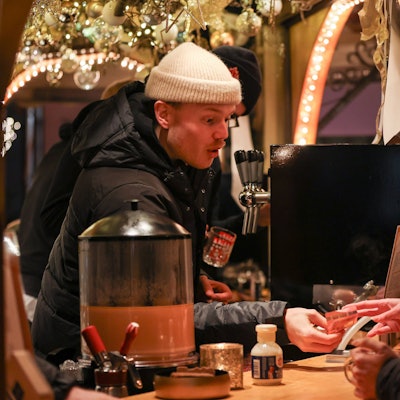 Telekom Baskets Bonn verkaufen Glühwein für den guten Zweck.