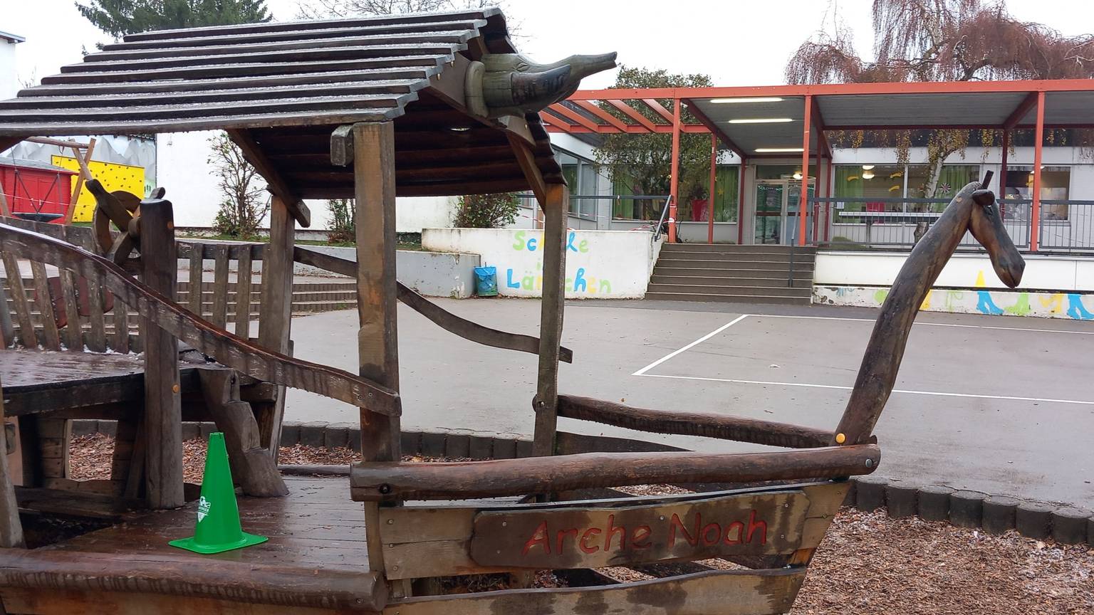 Die Grundschule in Villip mit der Arche auf dem Schulhof und dem „Neubau“ im Hintergrund.