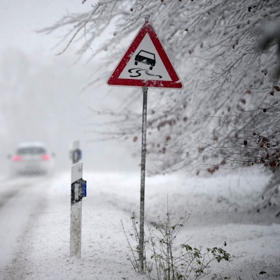 Starker Schneefall hat in Deutschland vor allem in höheren Lagen Chaos auf den Straßen verursacht. Mehrere Autos sind im Schnee auf einer Landstraße eingeschlossen.