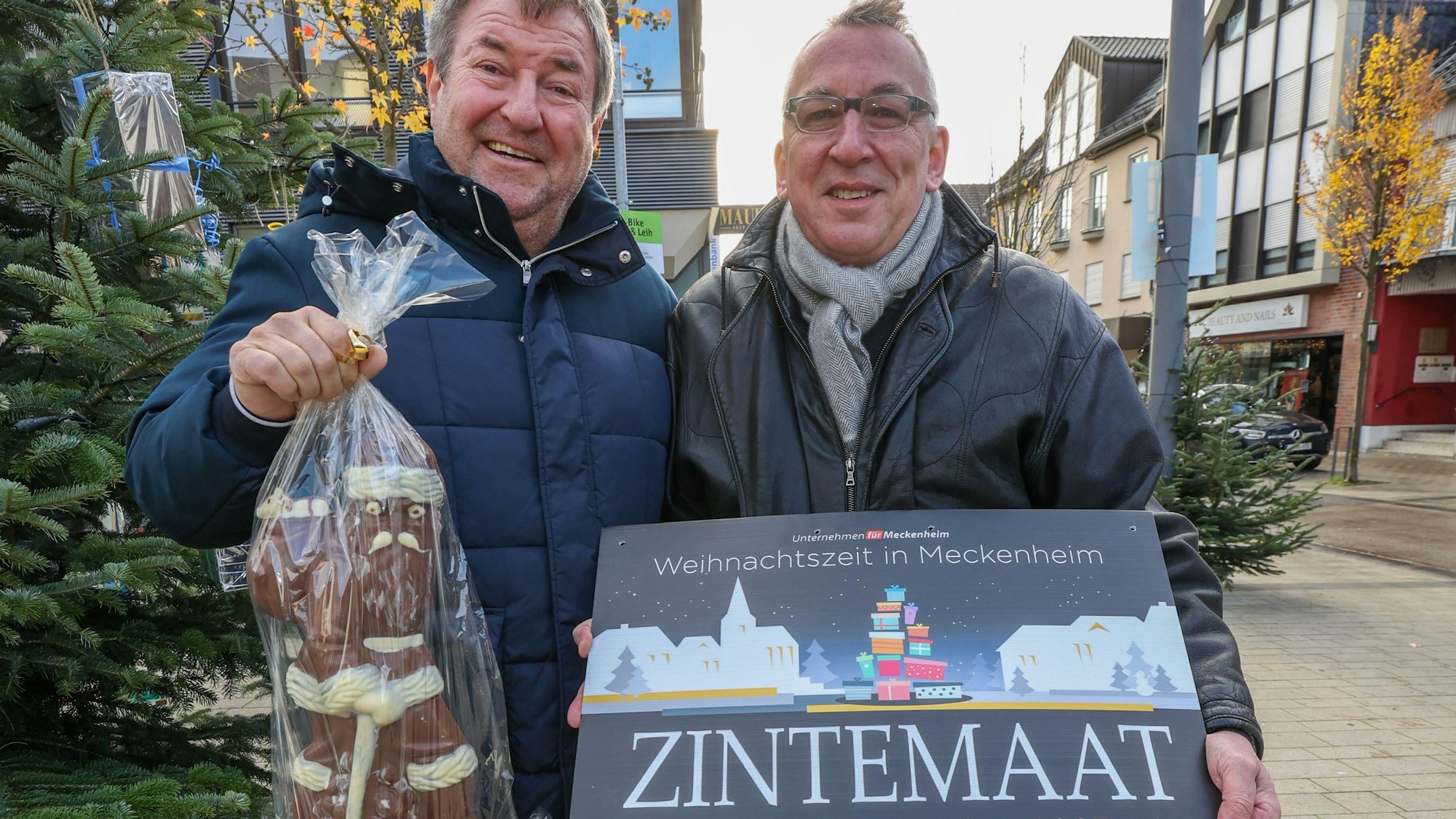 Peter Mauel (li.) und Willi Wittges-Stoelben am 24.11.2023 bei der Ankündigung des Zintemaats auf dem Kirchplatz in Meckenheim.