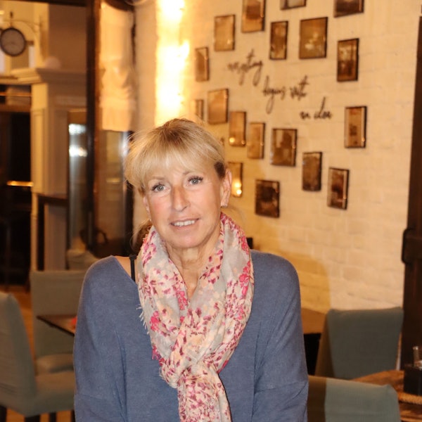 Eine Frau steht in einem Restaurant.