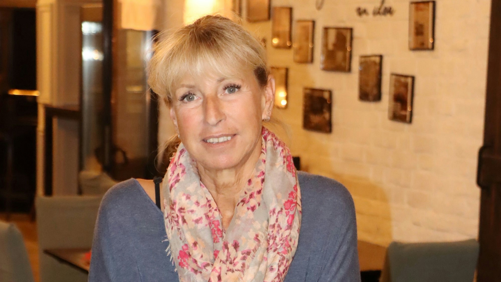 Eine Frau steht in einem Restaurant.