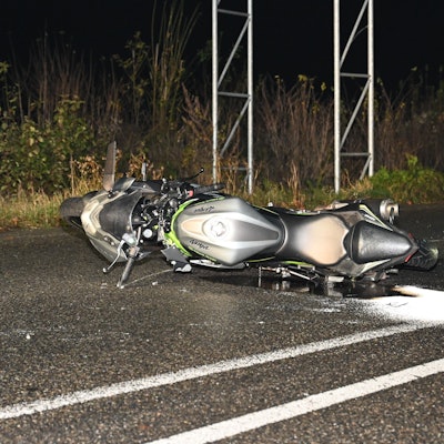 Ein Zweirad liegt auf der Straße.