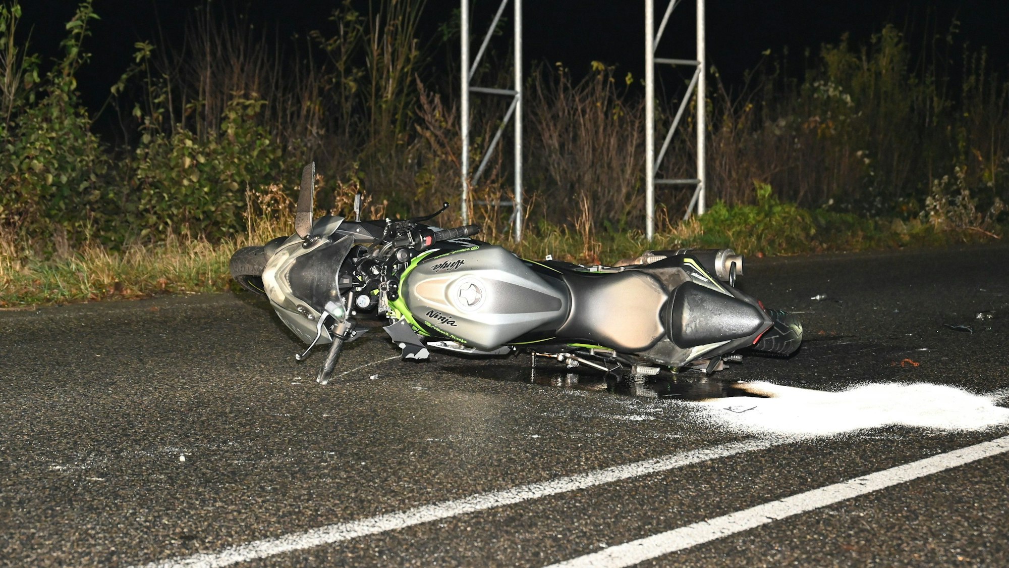 Ein Zweirad liegt auf der Straße.