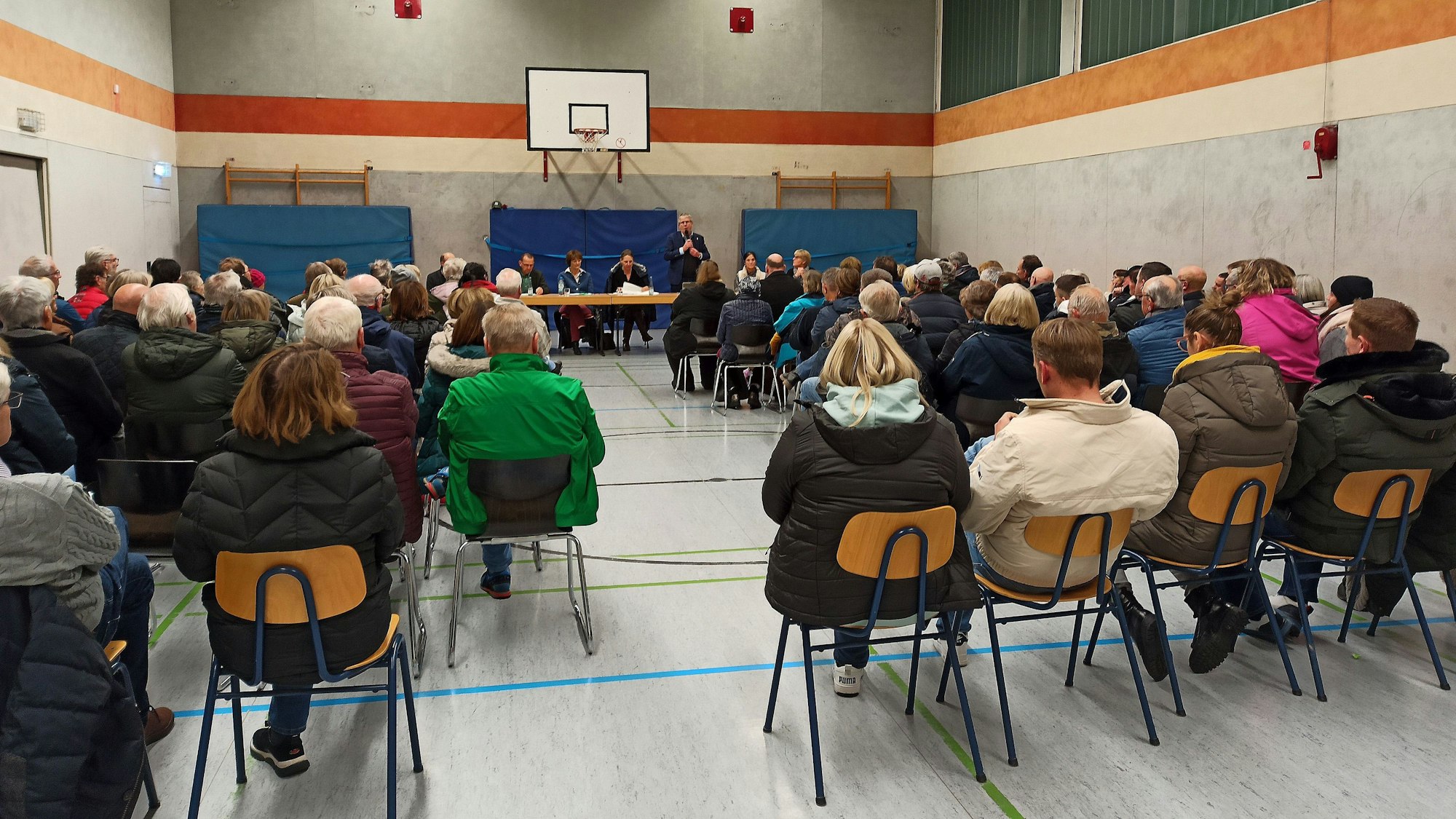30. November 2023. Bornheim-Rösberg. Rund 100 Einwohner kamen zum Bürgerdialog in die Turnhalle der Markusschule. Foto: Frank Engel-Strebel