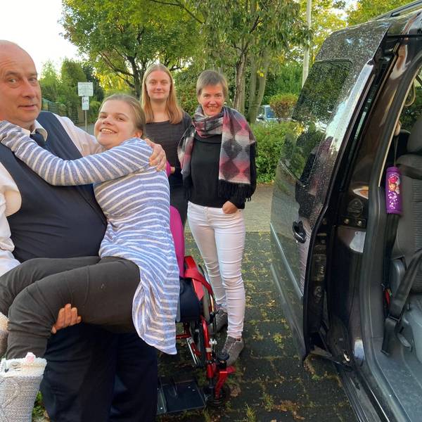 Auf dem Bild ist zu sehen, wie Sascha Sturm seine Tochter ins Auto hebt.
