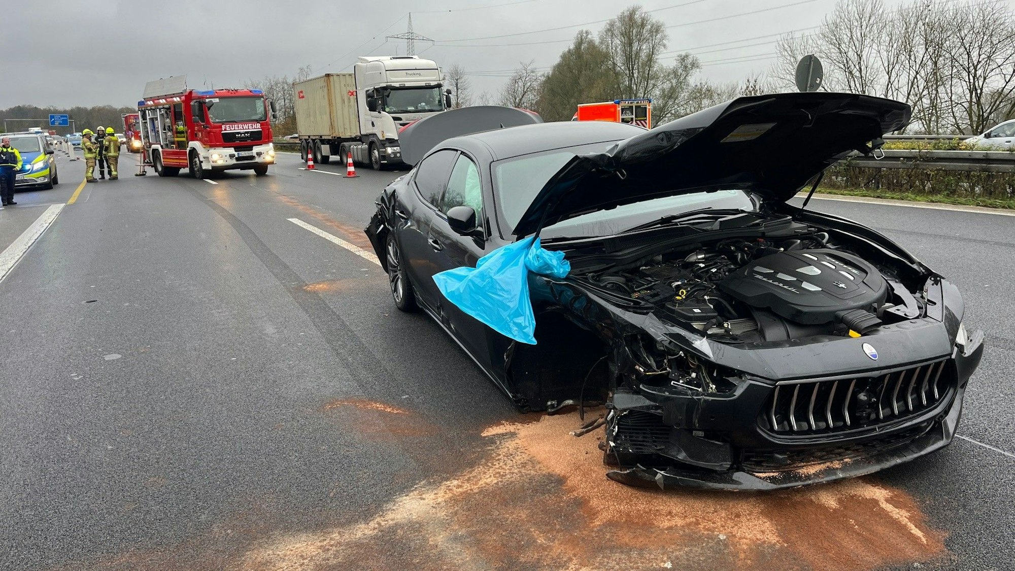 Ein Unfallwagen steht auf der Autobahn.