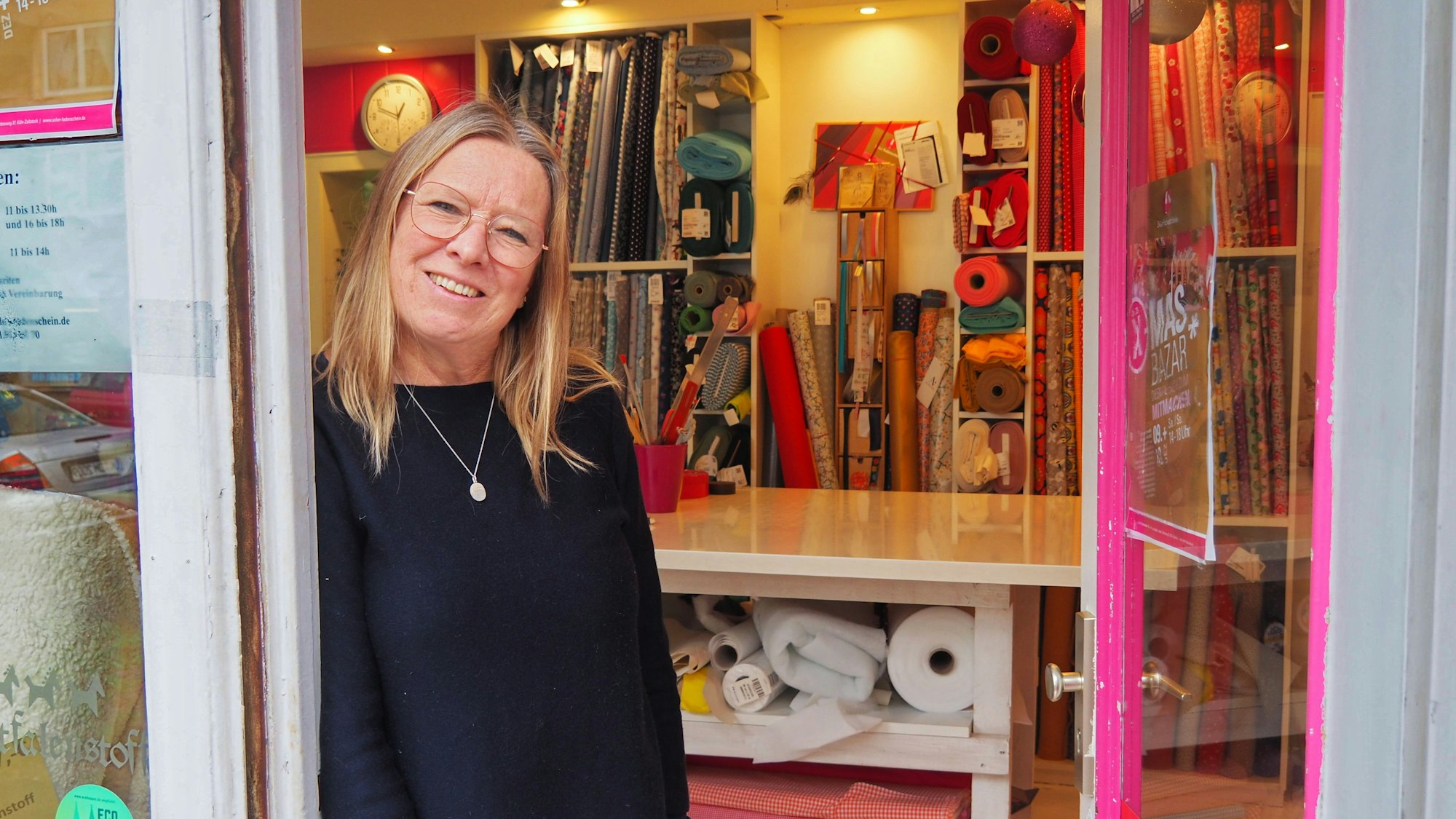 Eine Frau steht im Türrahmen.