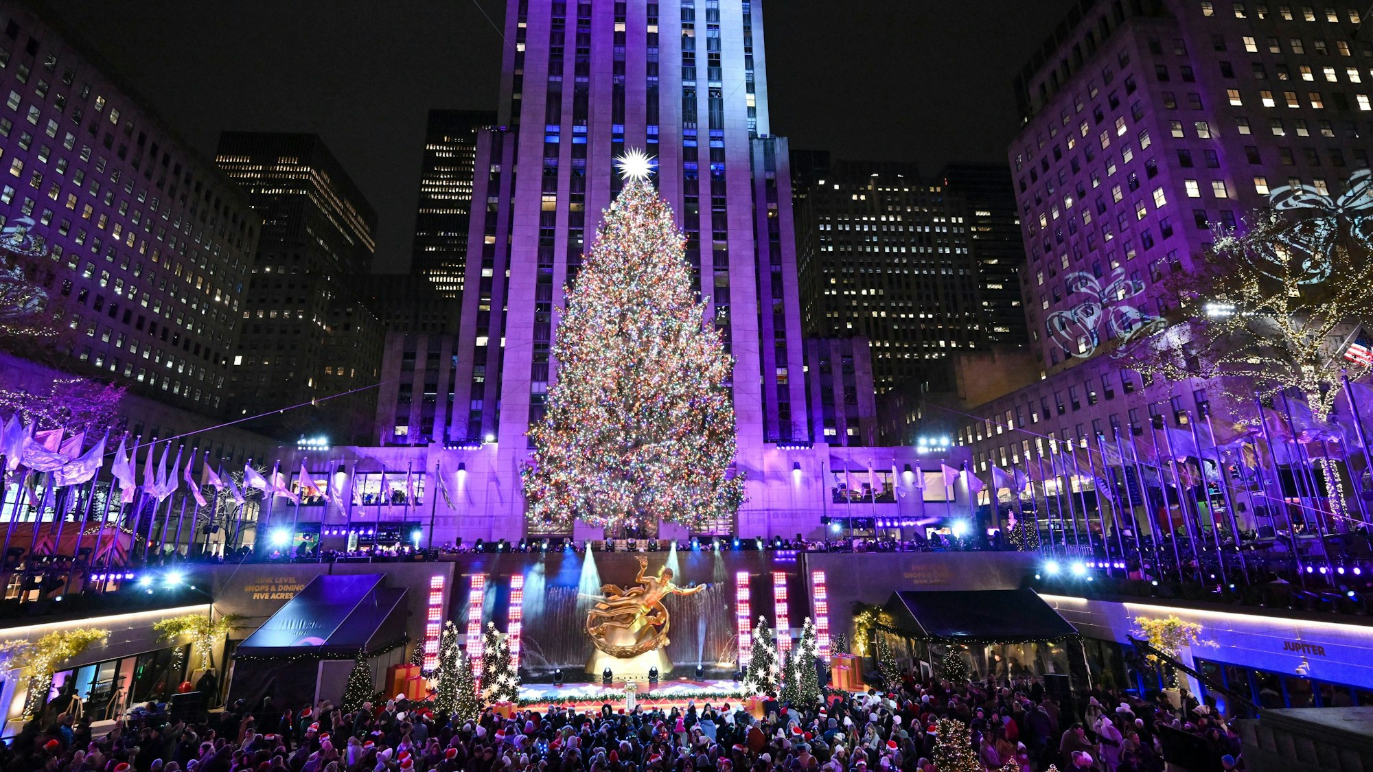 Seit den frühen 1930er Jahren wird das Entzünden der Lichter am reich geschmückten Baum jährlich gefeiert