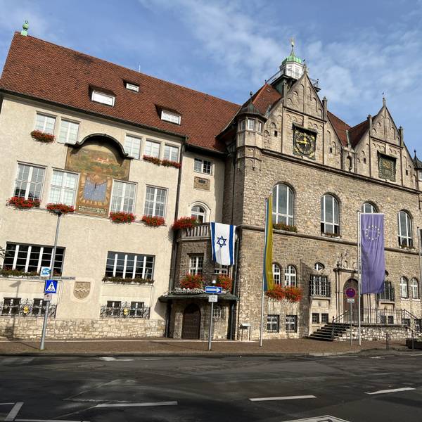 Im Bergisch Gladbacher Rathaus wird gerechnet, wie lange der Nothaushalt noch vermieden werden kann.