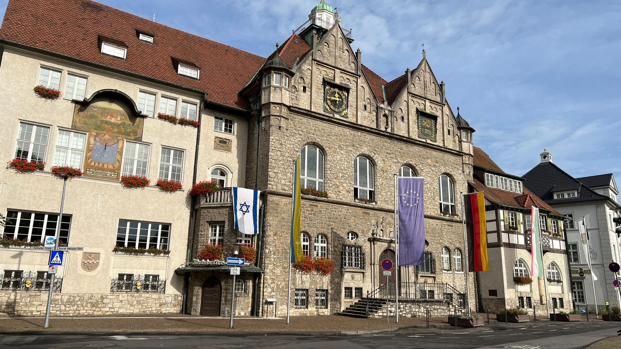 Im Bergisch Gladbacher Rathaus wird gerechnet, wie lange der Nothaushalt noch vermieden werden kann.