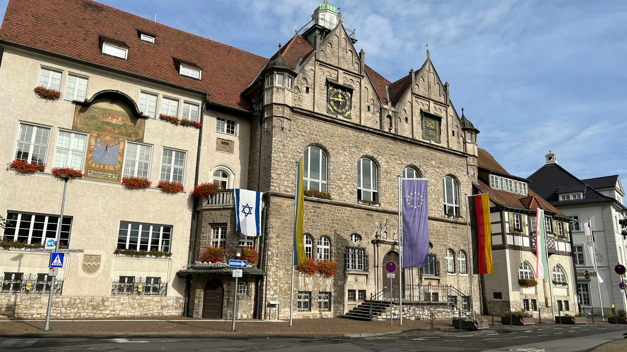 Im Bergisch Gladbacher Rathaus wird gerechnet, wie lange der Nothaushalt noch vermieden werden kann.