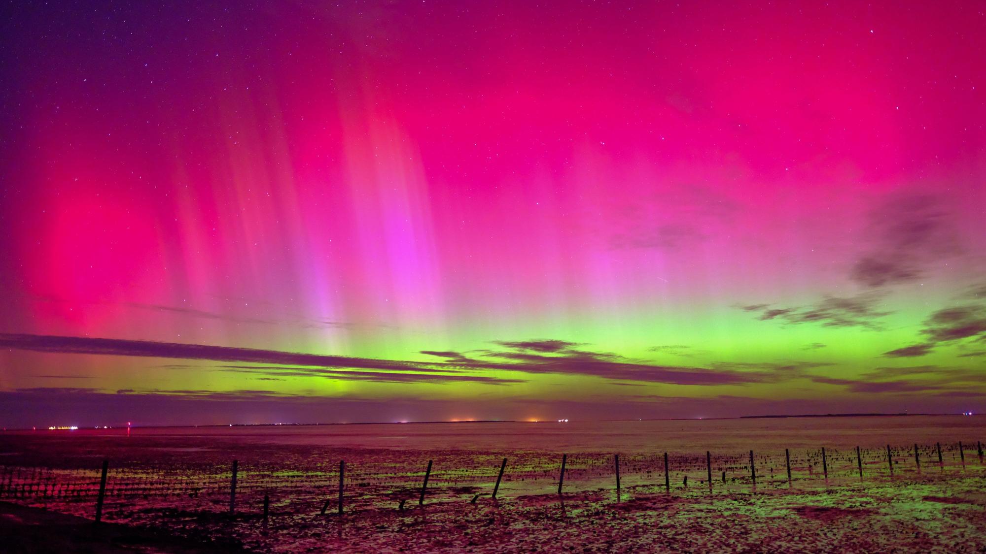 Polarlichter sind am Himmel über Schillig (Kreis Friesland) zu sehen.