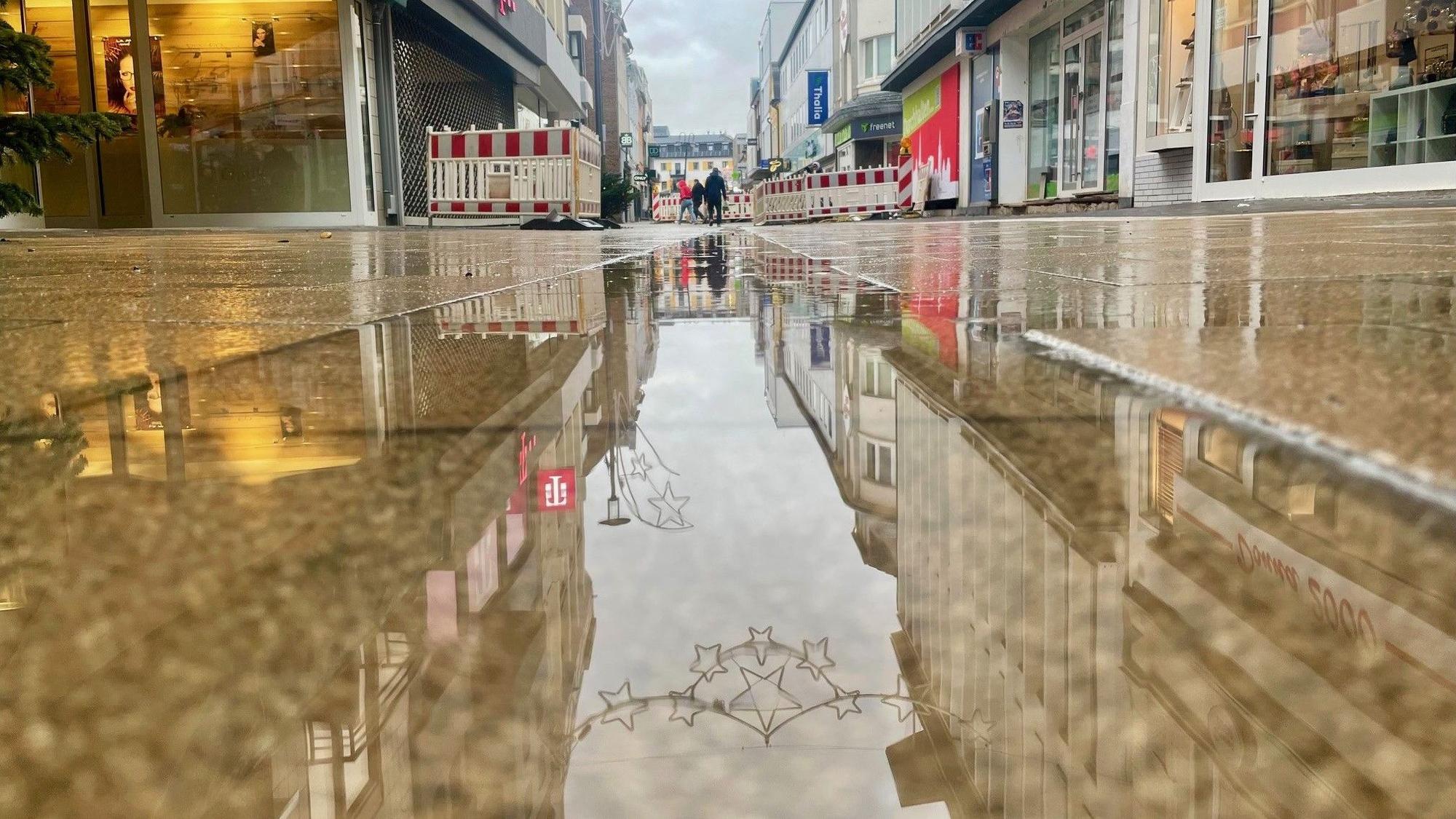 Das Bild zeigt die Mittelrinne in der Neustraße. Dort steht das Wasser.