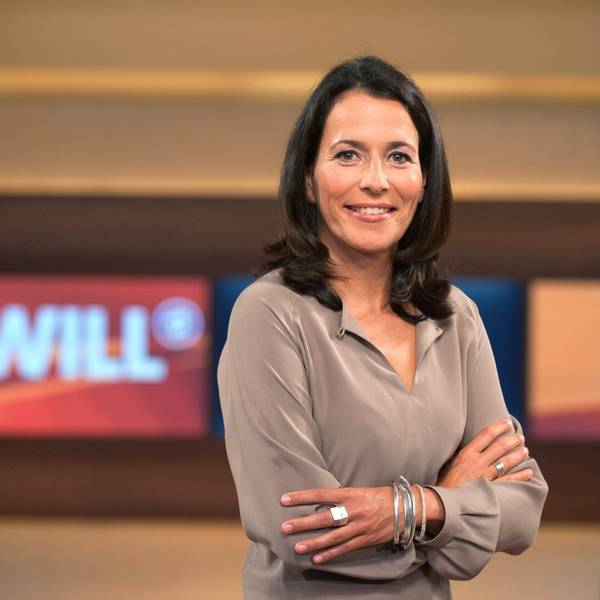 Die Moderatorin Anne Will steht anlässlich ihrer Talkshow in einem TV-Studio.
