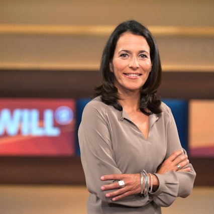 Die Moderatorin Anne Will steht anlässlich ihrer Talkshow in einem TV-Studio.