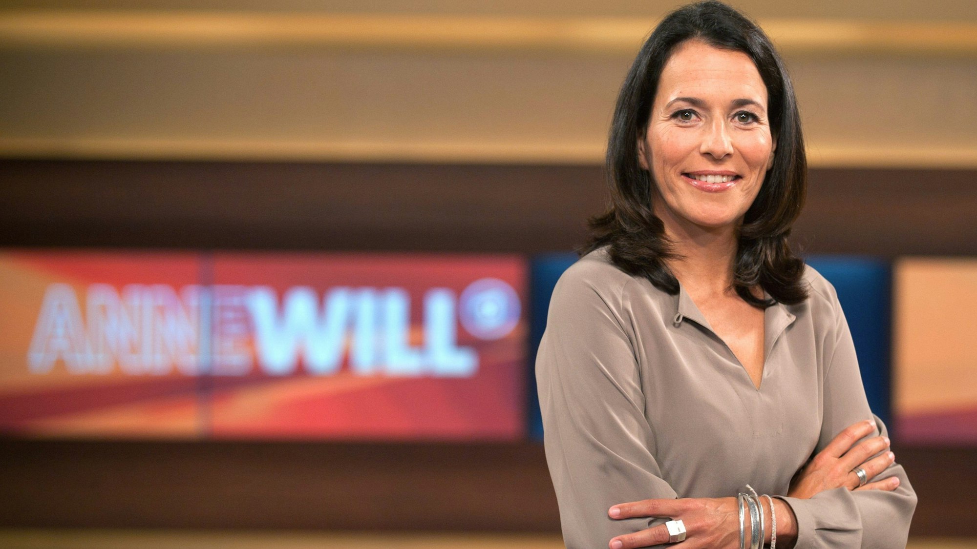 Die Moderatorin Anne Will steht anlässlich ihrer Talkshow in einem TV-Studio.