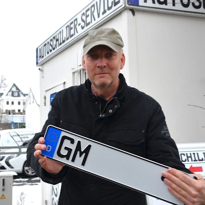 Der Oberbergische Kreis leistet Amtshilfe für den Kreis Olpe, zum Beispiel in der Zulassungsstelle in Waldbröl. Vor den Türen hat Andreas Happ seinen Autoschilder-Service an der Gerdesstraße.