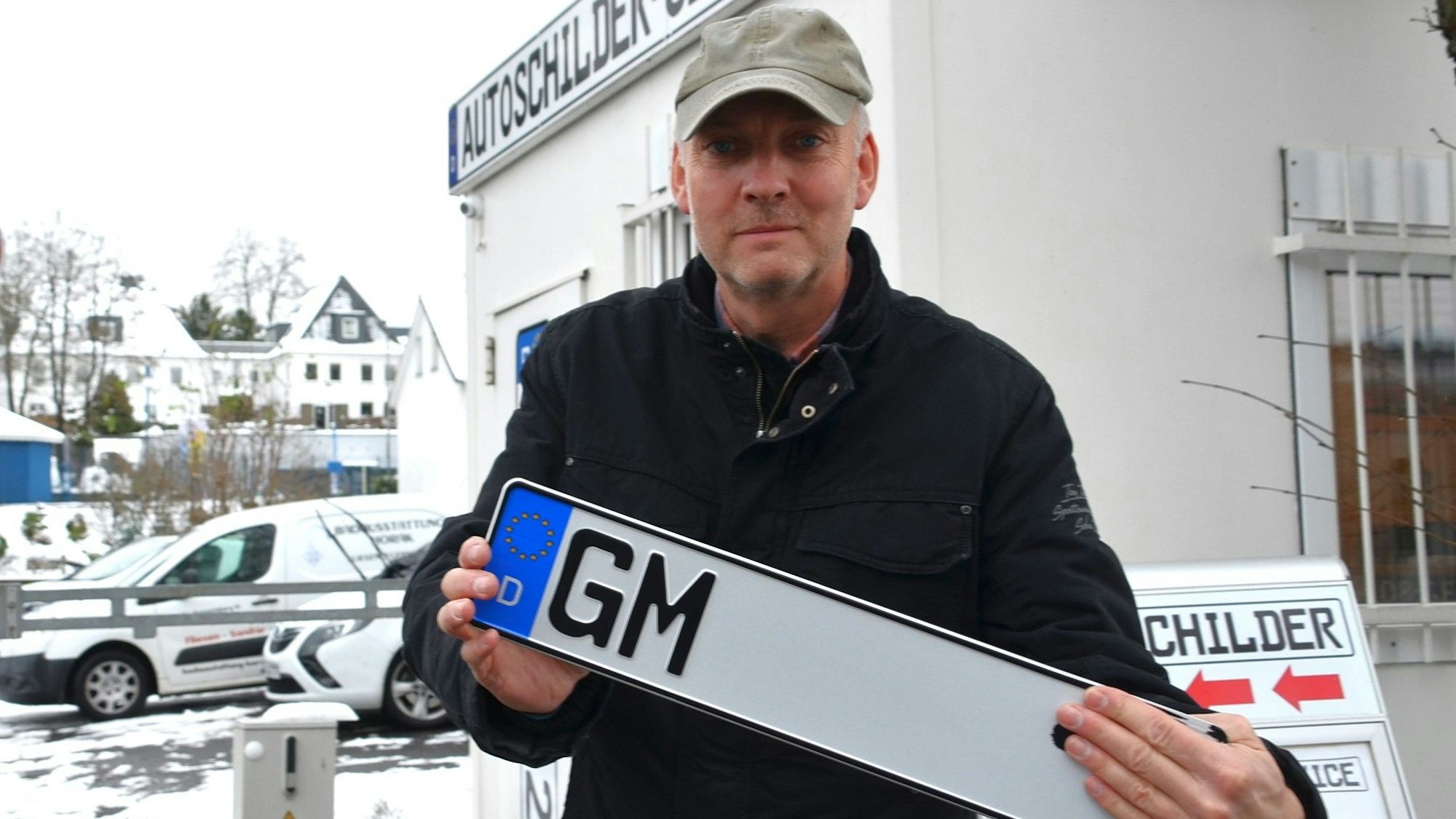 Der Oberbergische Kreis leistet Amtshilfe für den Kreis Olpe, zum Beispiel in der Zulassungsstelle in Waldbröl. Vor den Türen hat Andreas Happ seinen Autoschilder-Service an der Gerdesstraße.