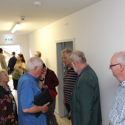 Overather Ratsmitglieder besichtigen 2016 eine neu gebaute Unterkunft.